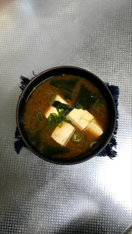 シンプルで美味しい生わかめと豆腐のお味噌汁