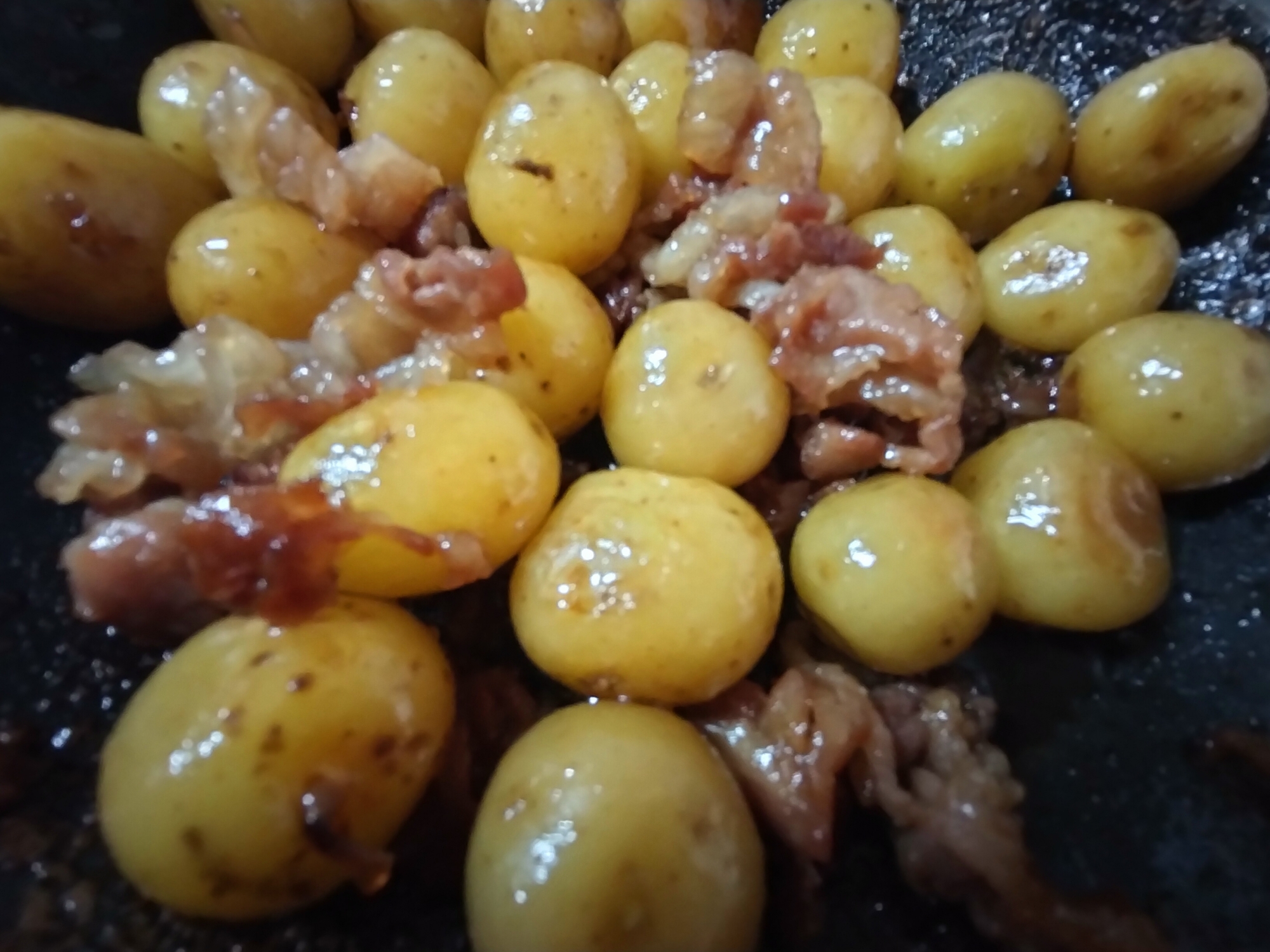 豚薄切り肉と小粒 ジャガイモの蜂蜜甘辛煮
