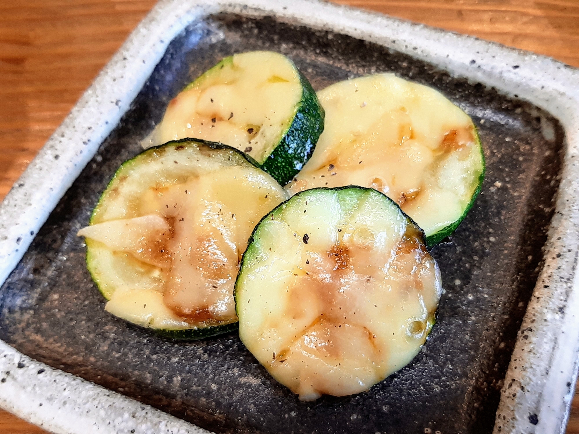 焼肉のタレで簡単！ズッキーニのチーズ焼き