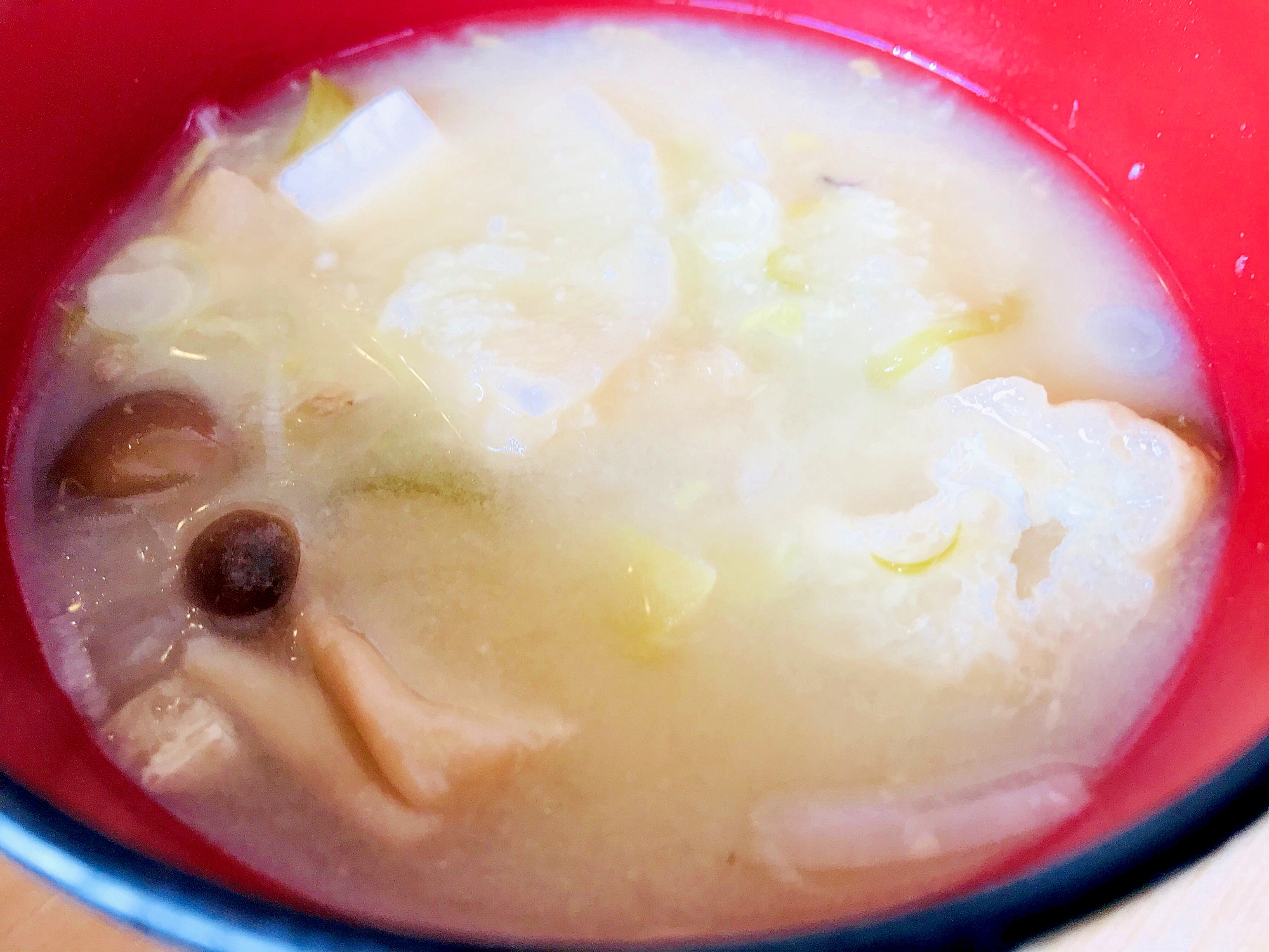 あったまる！しめじと油揚げとタマネギの生姜味噌汁