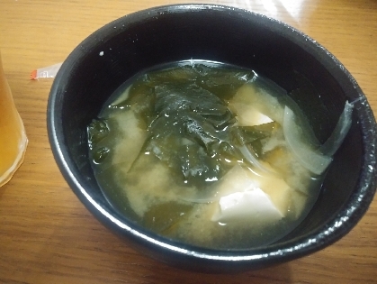 白だしを使って簡単に☆玉葱とワカメと豆腐のお吸い物