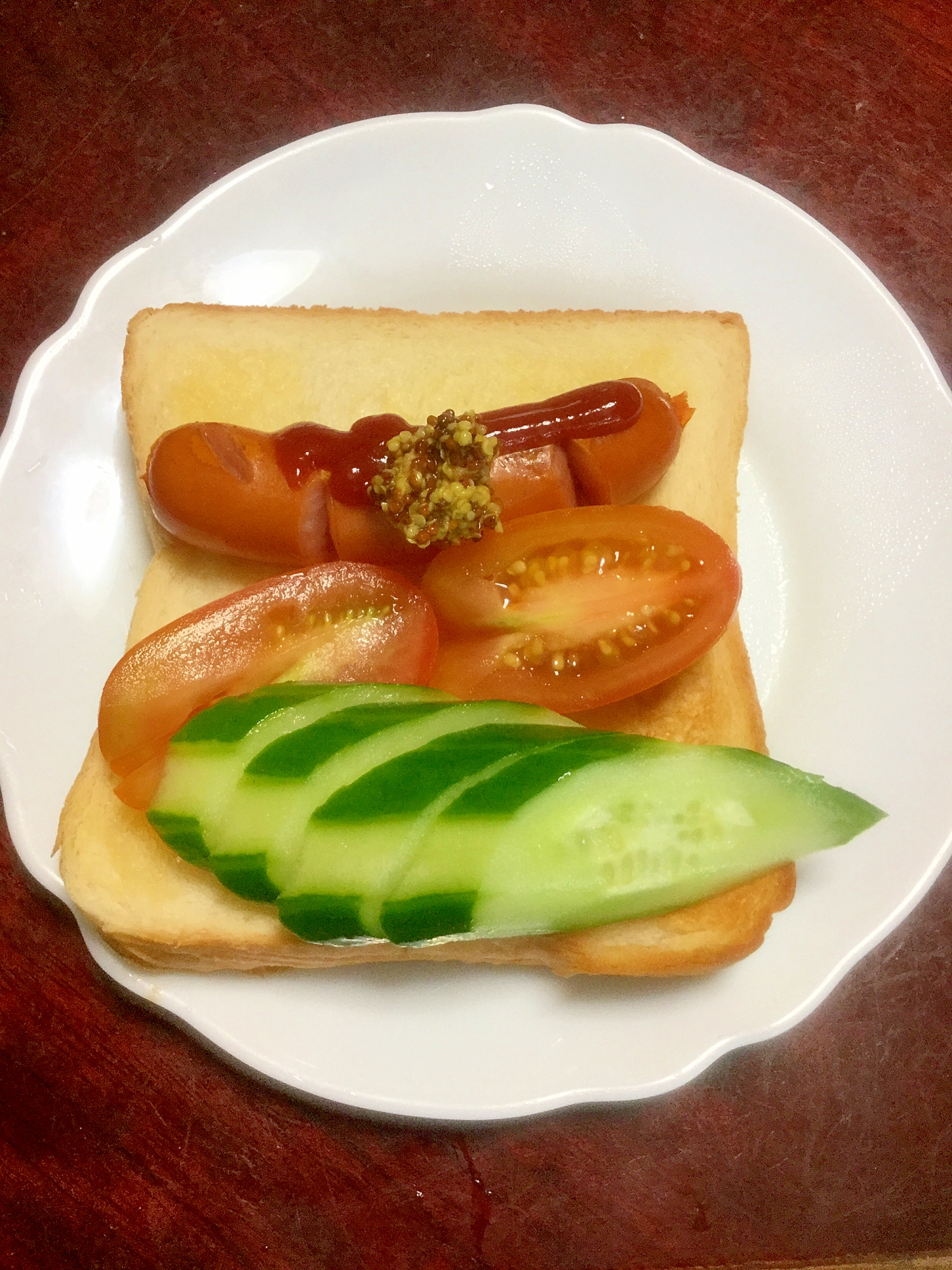 フランクフルトと胡瓜とトマトの食パンサンド。