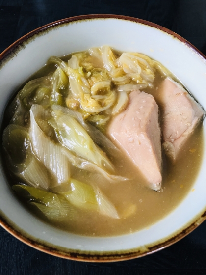 生姜が香る♪土鍋で簡単一人鍋♪鮭と白菜と長ネギの鍋