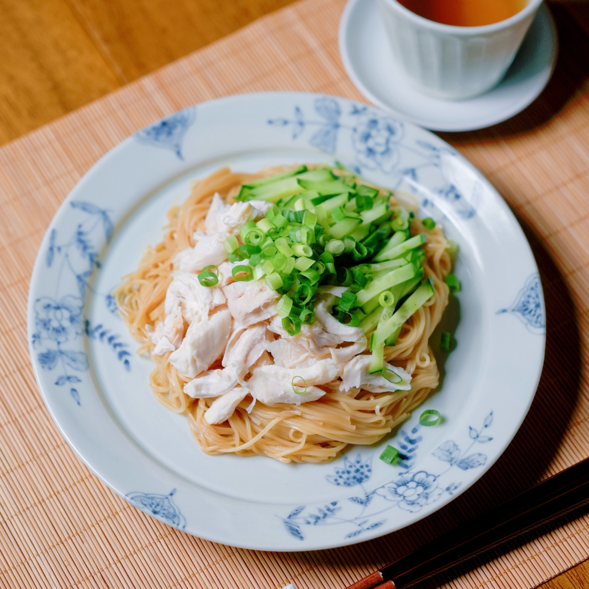 黒酢そうめん〜鶏ささ身のせ【和食・主食】