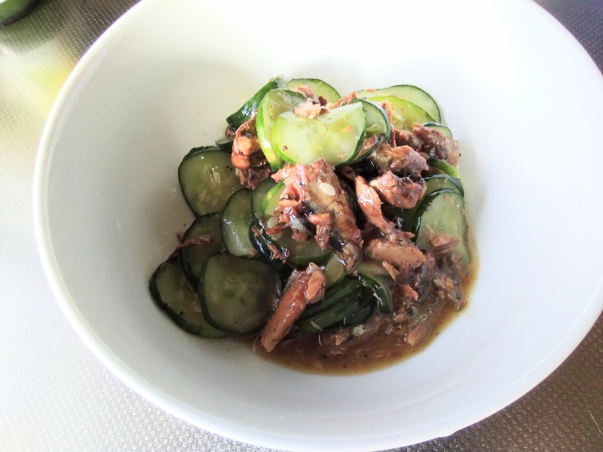 さんまの缶詰で秋刀魚と胡瓜の和えもの