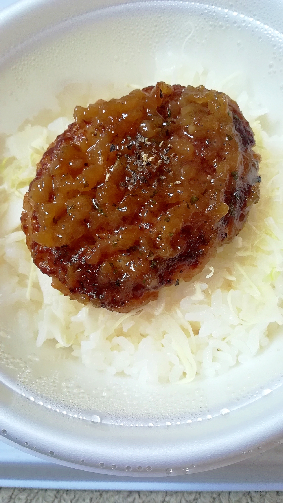 たっぷりオニオンソースのハンバーグ丼