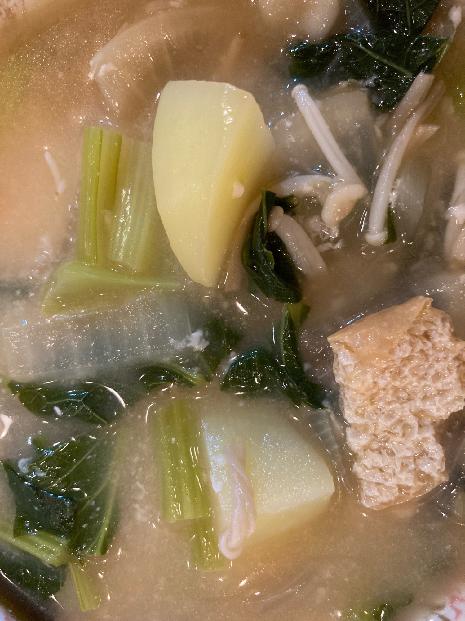 小松菜とじゃがいもと玉ねぎとえのきと油揚げの味噌汁