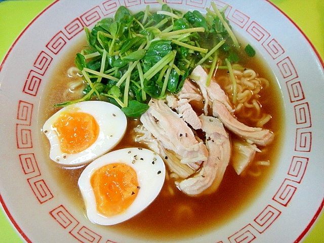 茹で鶏と豆苗の醤油ラーメン