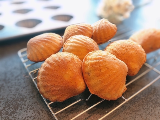 ケーキクーラーの上に置かれた栗のマドレーヌ