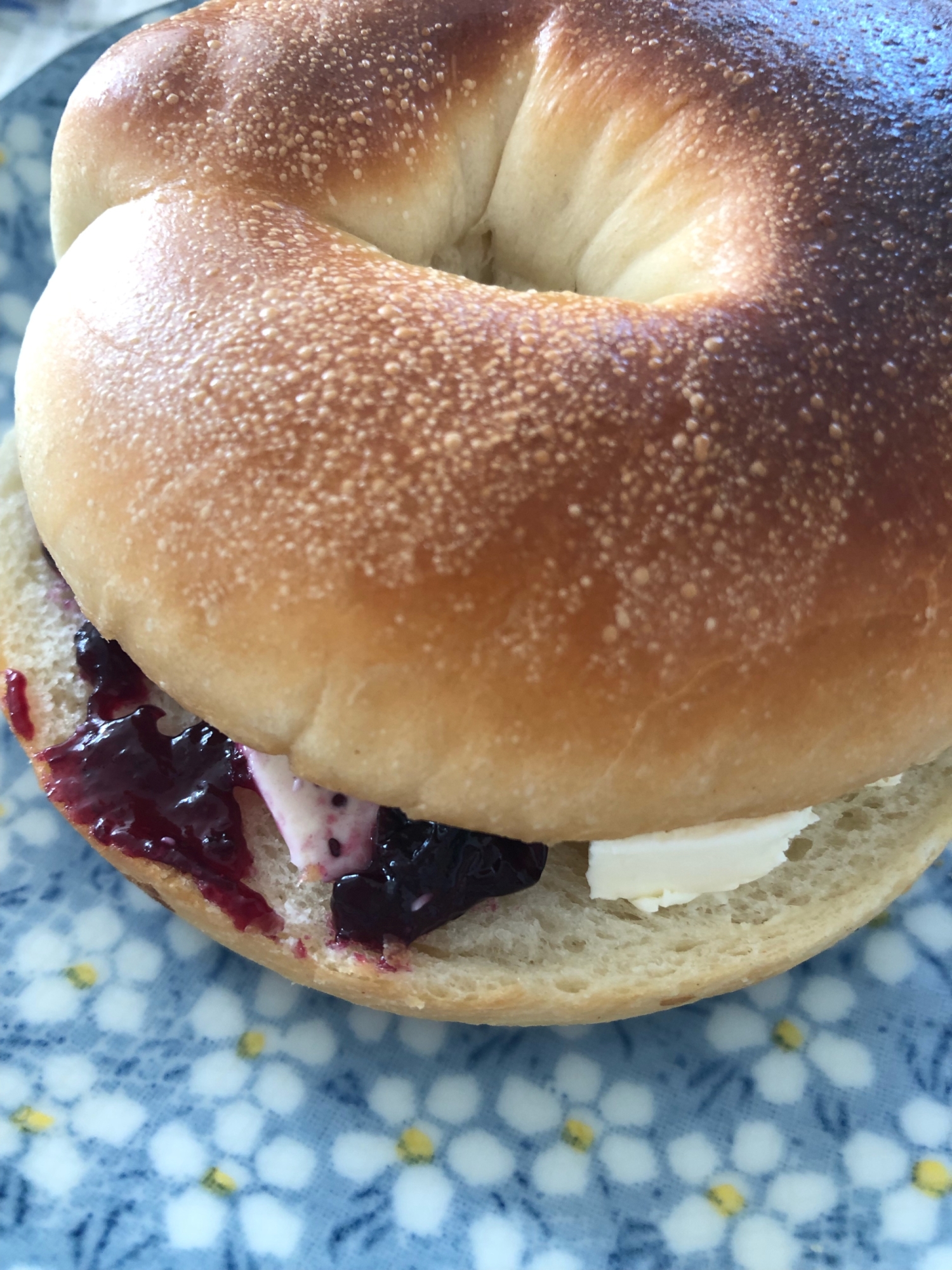 朝食におすすめ♪ブルーベリークリームチーズベーグル