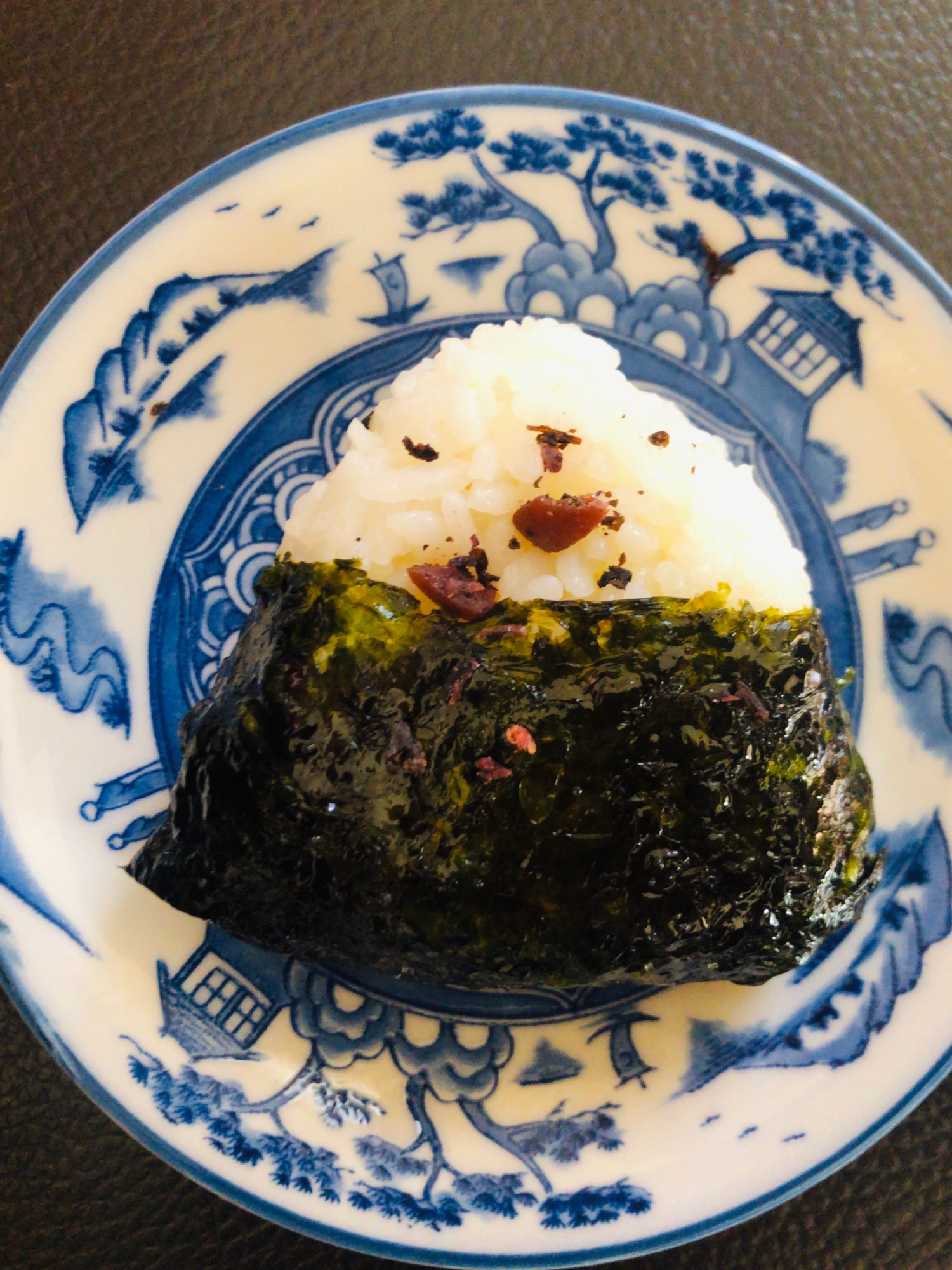 カリカリ梅ご飯と焼き鮭のおにぎり