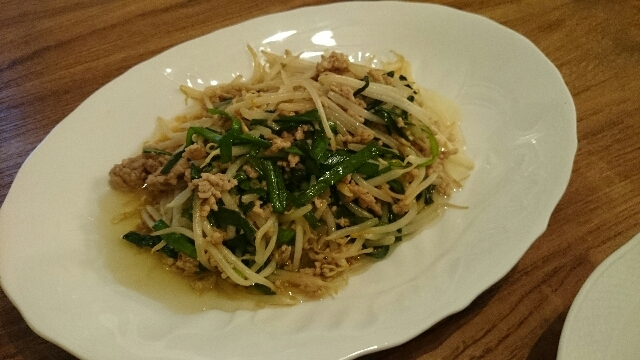 定番おかず　豚ひき肉とニラもやし​炒め