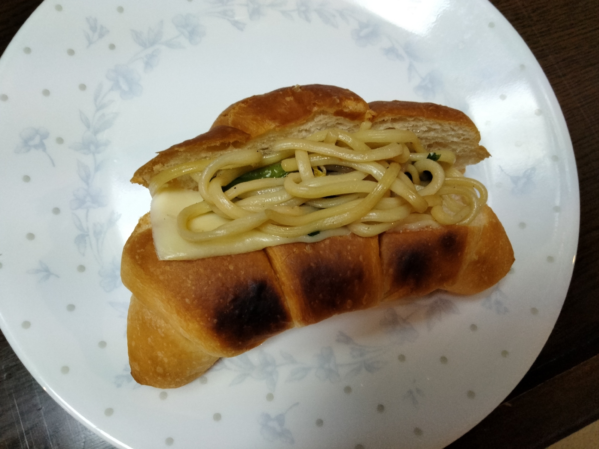 クロワッサンで焼きそばチーズサンド