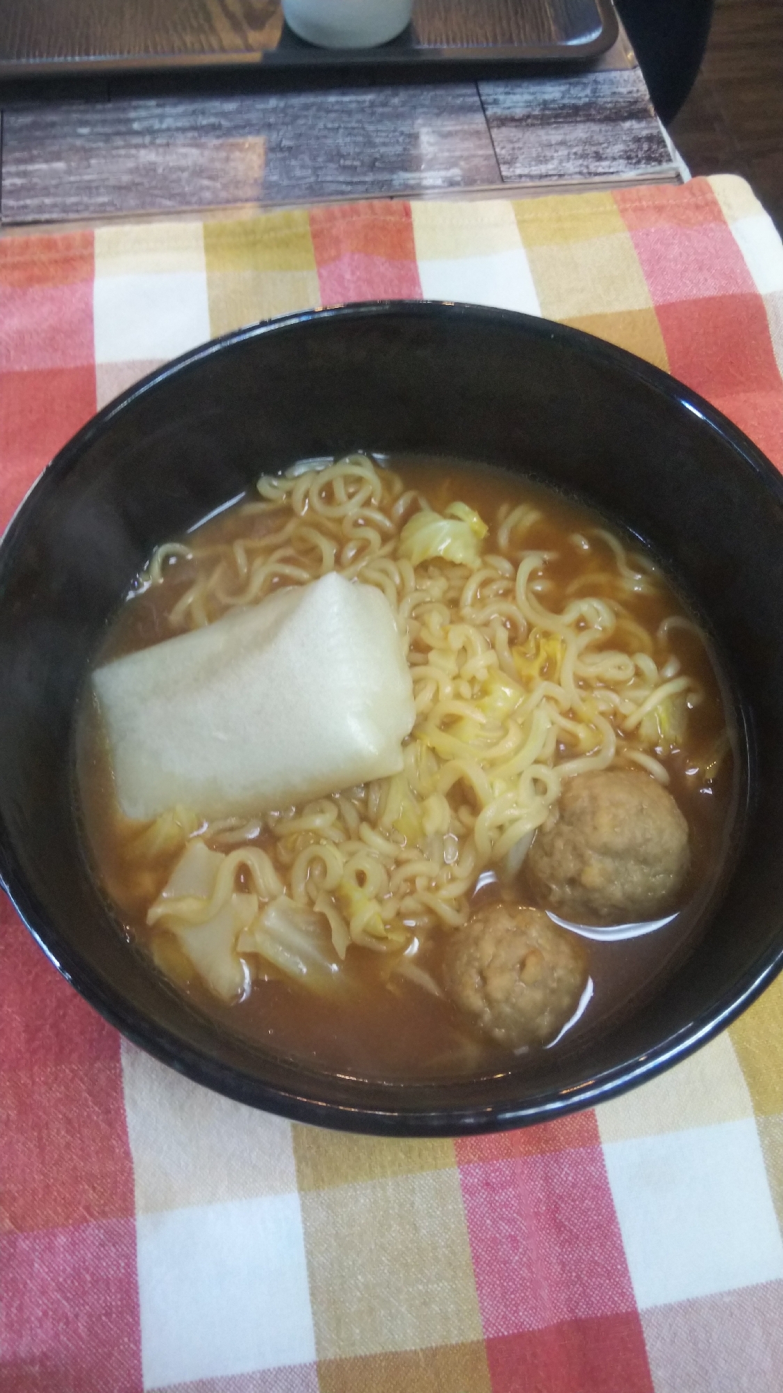 インスタント麺アレンジ☆肉団子と餅のボリューム麺
