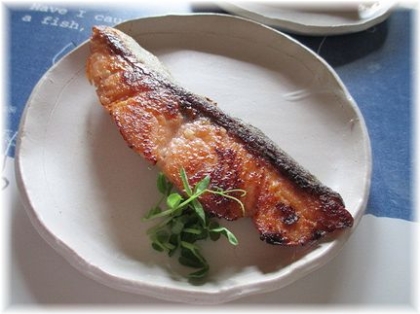 hasuekiさん、こんにちわ（ｖｖ）　旬の鮭脂がのって美味しいですよね。　塩麹に漬けていたのを取り出してムニエルにしました。　ごはんが進みましたよ～＾＾*
