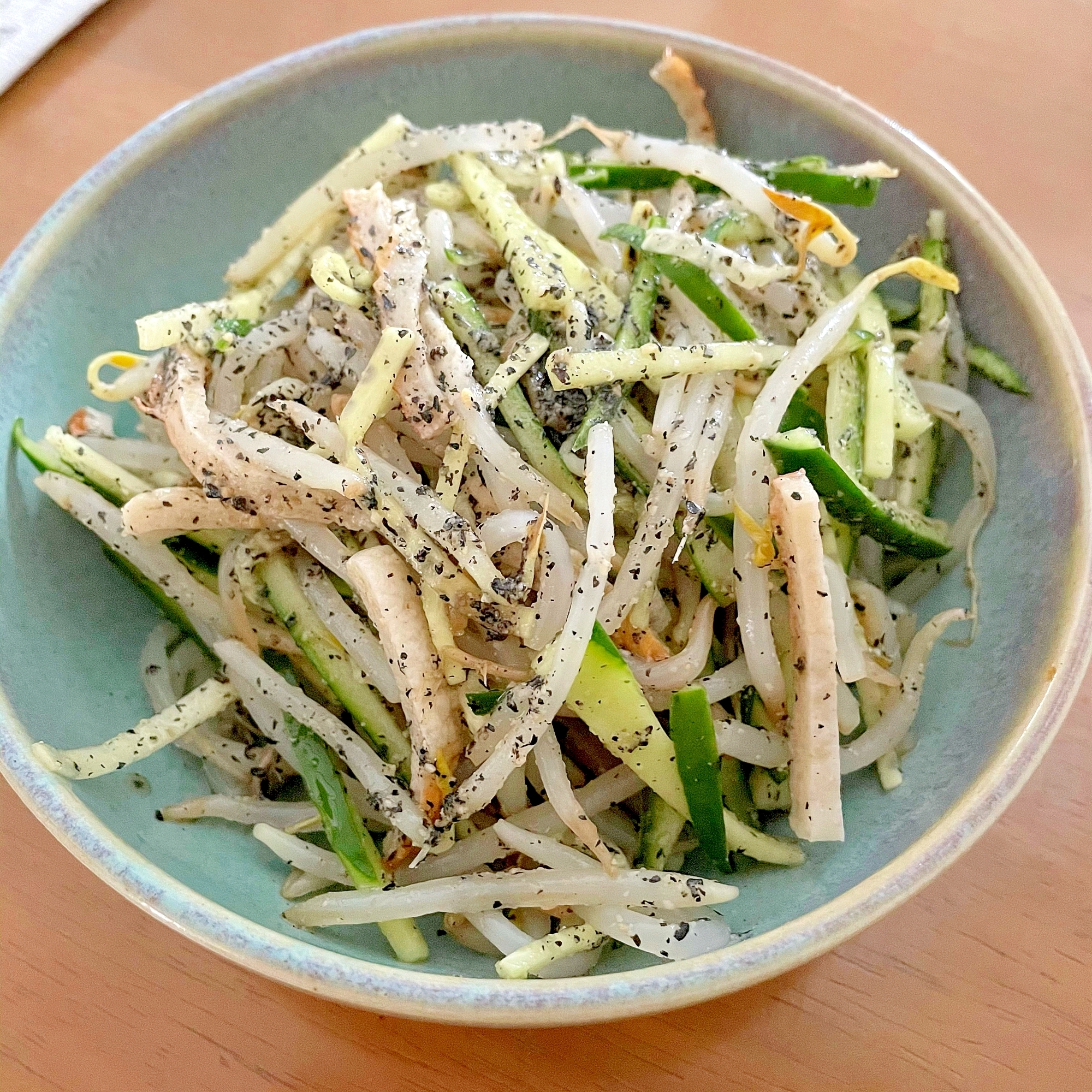 暑い夏に！もやし・ちくわ・キュウリの黒ゴマ味噌和え