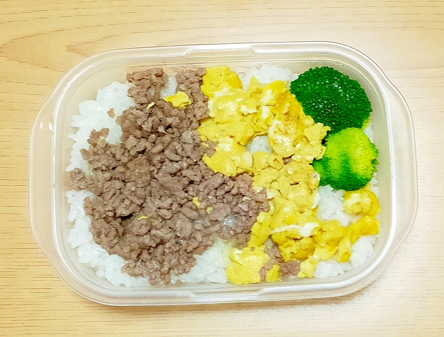 牛豚そぼろと炒り卵とブロッコリーのタッパー弁当