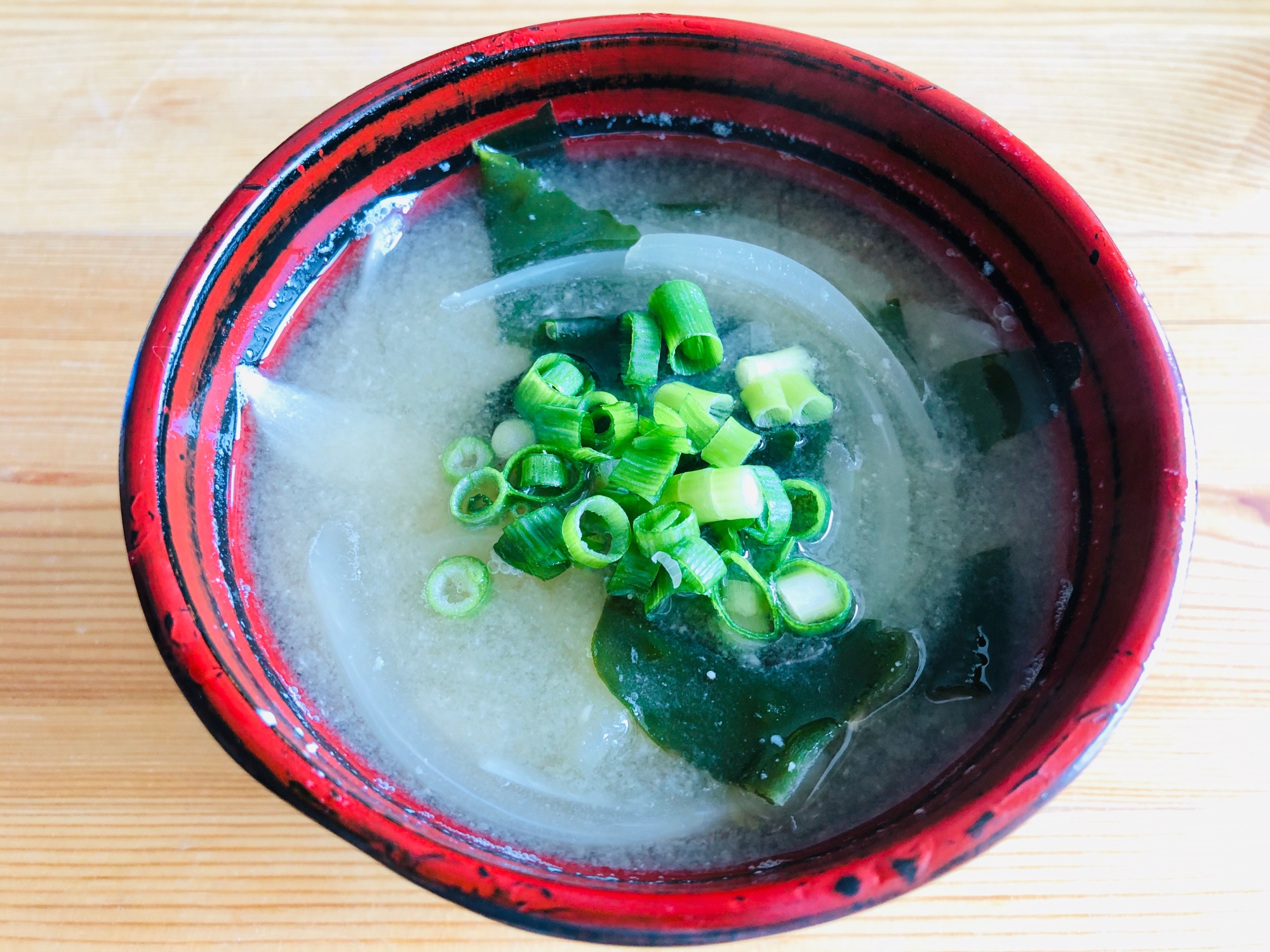 シンプルに美味しい☆玉ねぎとわかめのお味噌汁