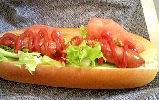 トマトをいれたホットドッグ