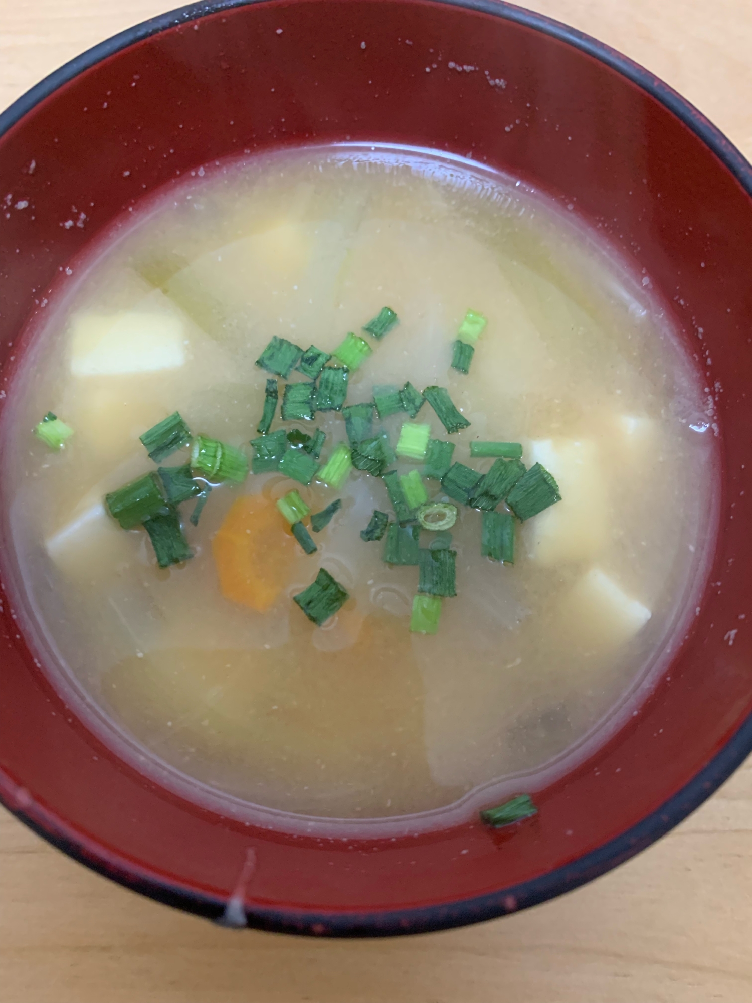 玉ねぎ、にんじん、じゃがいも、豆腐のお味噌汁