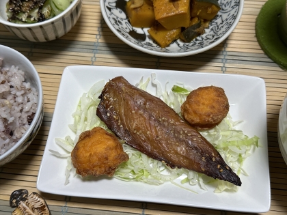 ここんちのお魚焼き場はIH片面。どちらも電気ですがトースターなら下からもじりじりやってくれますものね。焦がさないようにさえ注意して…うん、上手に焼けたよ超ゴチ様