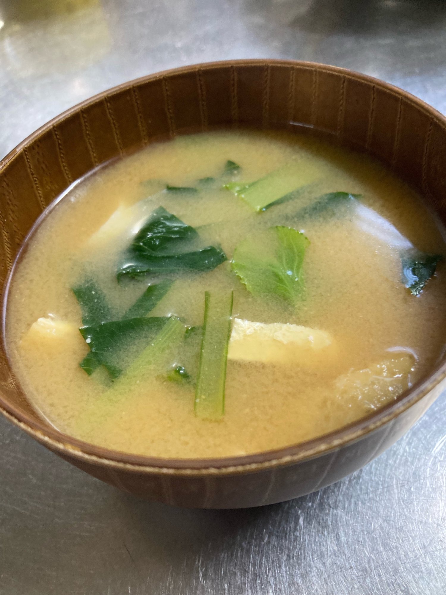 小松菜とちくわと油揚げの味噌汁