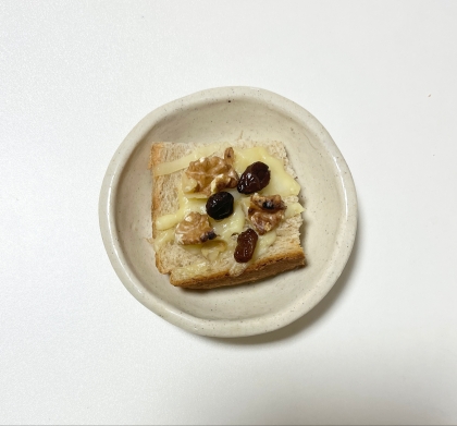 ナッツとレーズンのチーズトースト