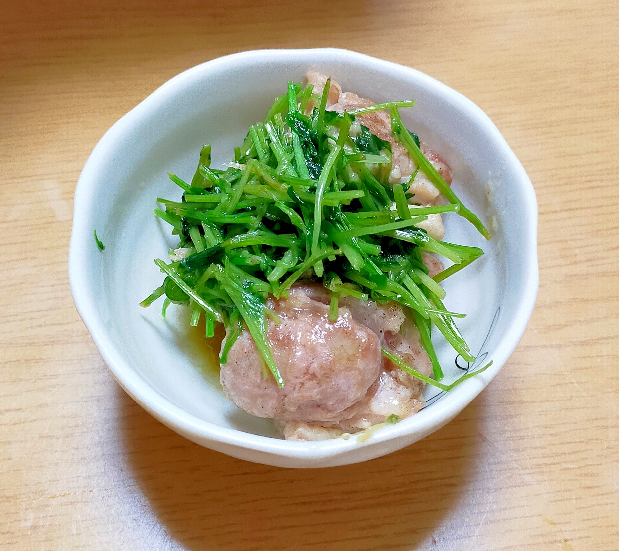 豆苗と鶏モモ肉の炒め物