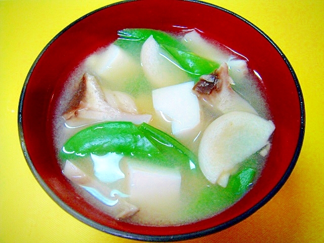 豆腐とエリンギスナップエンドウの味噌汁