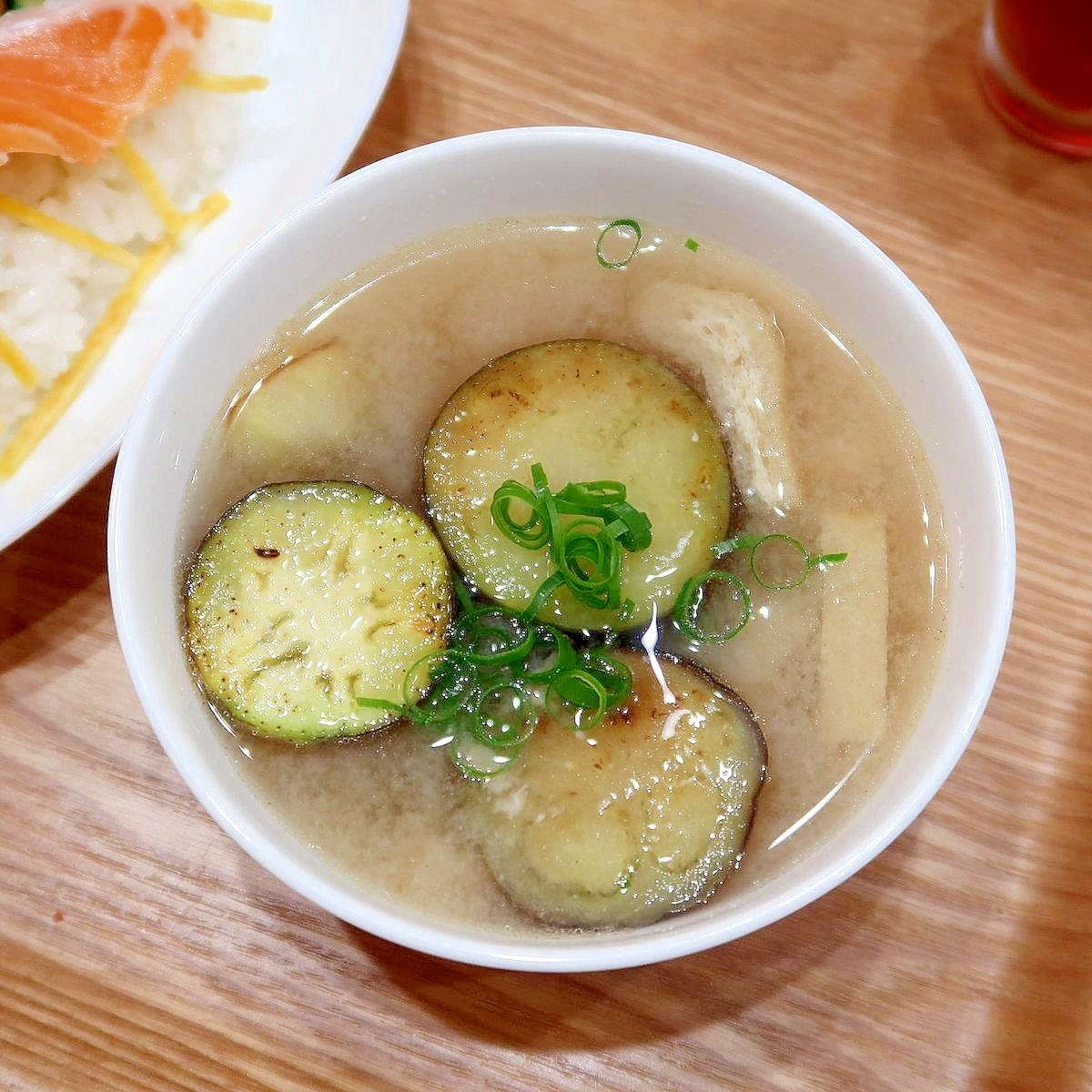 油で焼いたなすと油揚げのお味噌汁★減塩志向