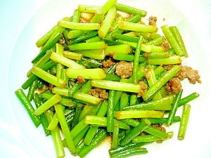 鶏挽肉と大蒜の芽の炒めもの