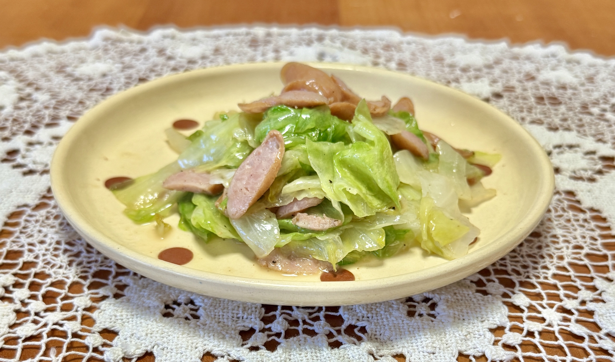お弁当のおかず!レタスとウィンナーの☆サッと炒め