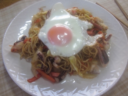 イカ焼きそば目玉焼き乗せ