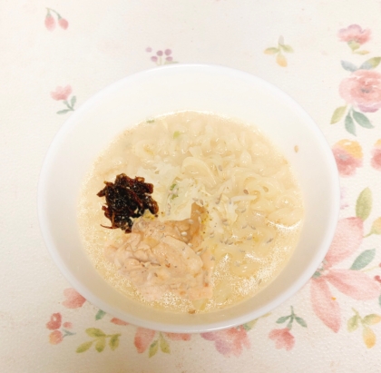 もずくと豚肉入り豚骨ラーメン