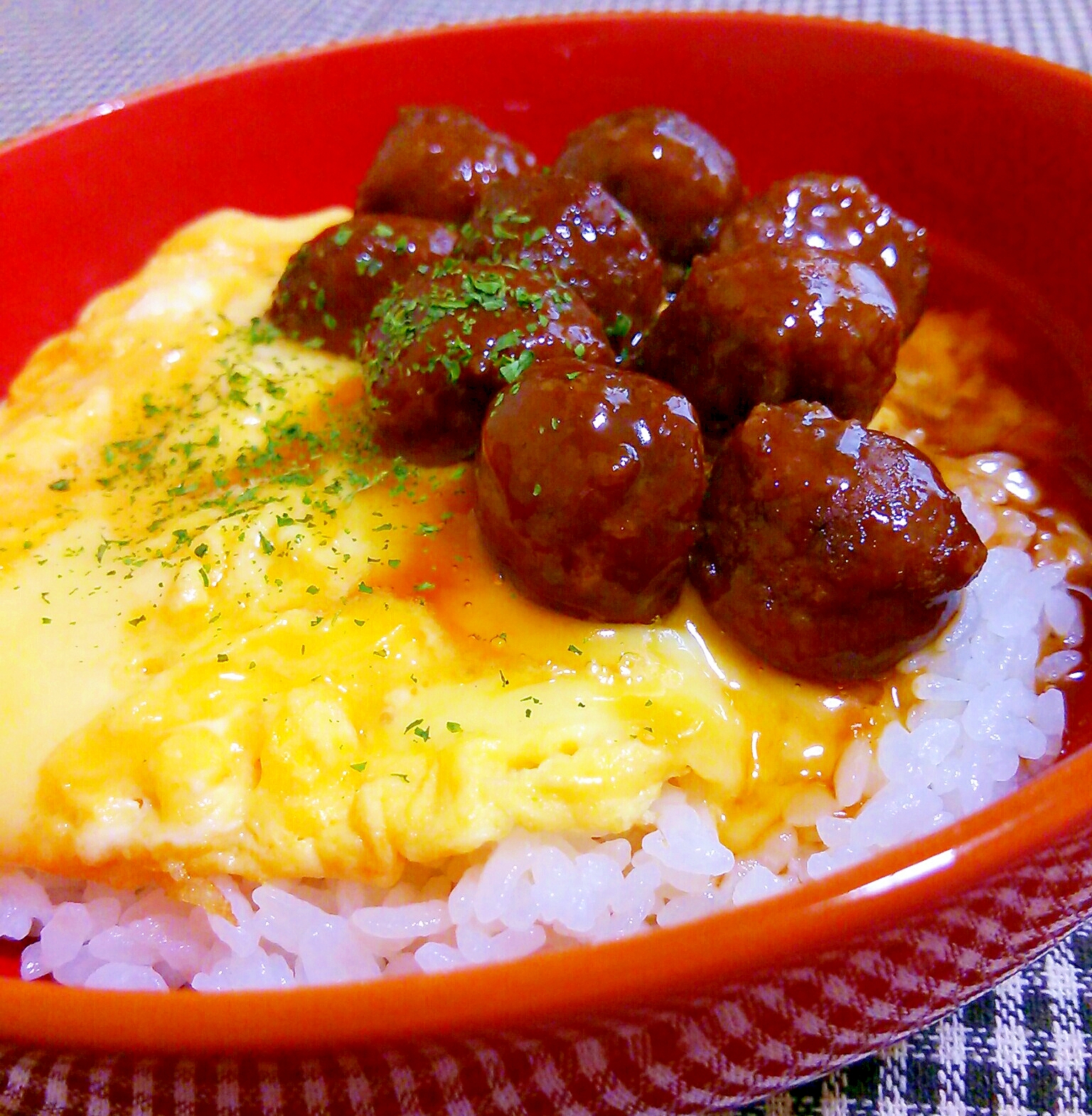 市販ミートボールとチーズオムレツ丼