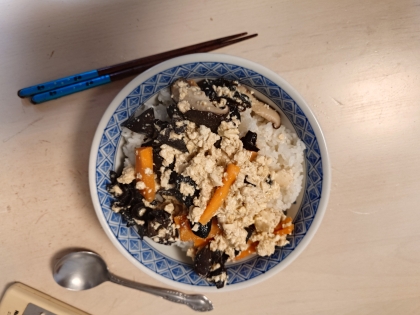 今日は炒り豆腐丼を作りました。同じ豆腐を使った料理と言う事で作ったよレポートを送らせて頂きました。