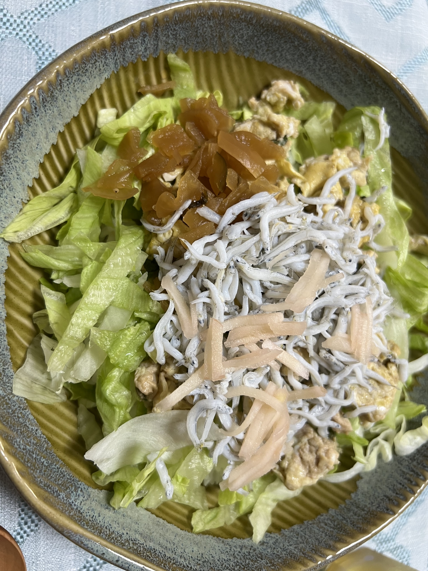 しゃきしゃきレタスとしらすの丼ぶり