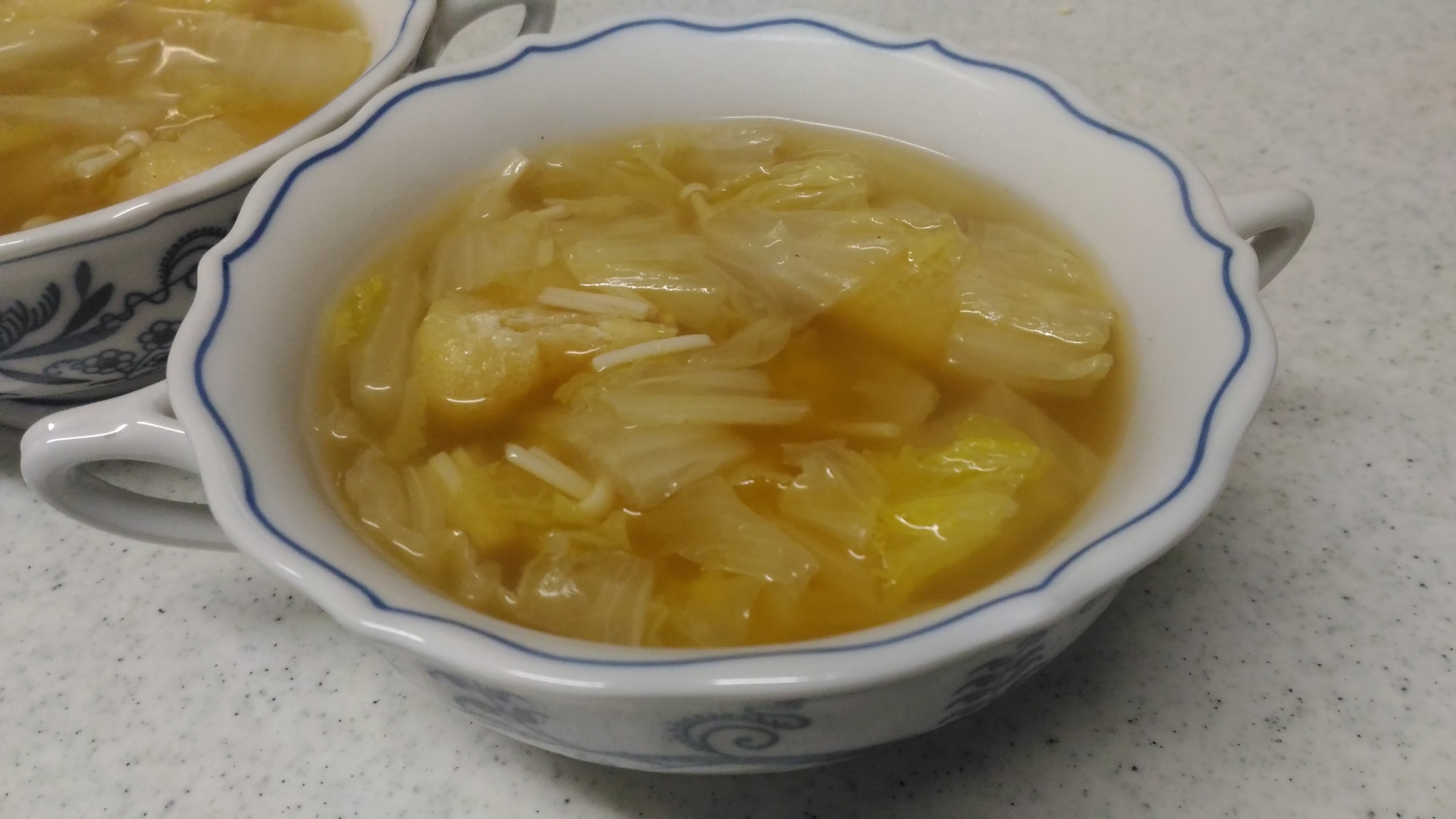 白菜とエノキ、あげの和風スープ　生姜風味
