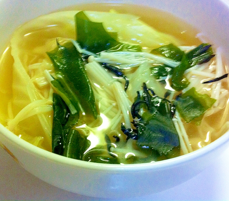キャベツとえのき、海藻のスープ