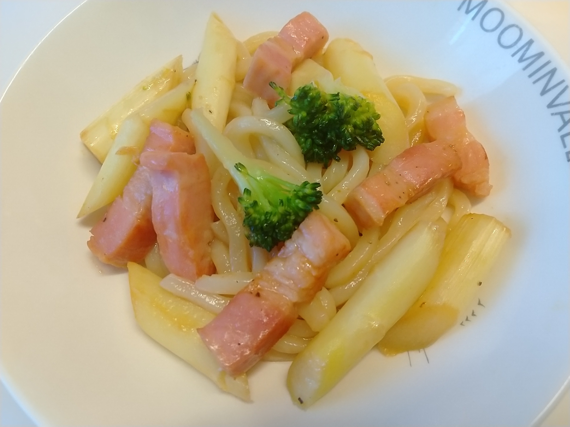 ホワイトアスパラとベーコンの焼きうどん