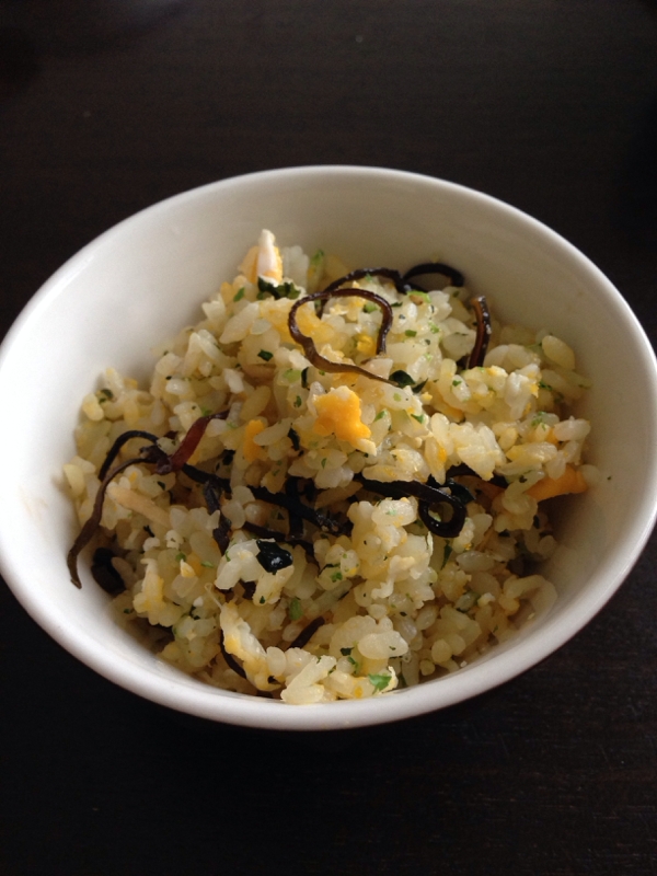 ふりかけと塩昆布で簡単うまうま♪チャーハン