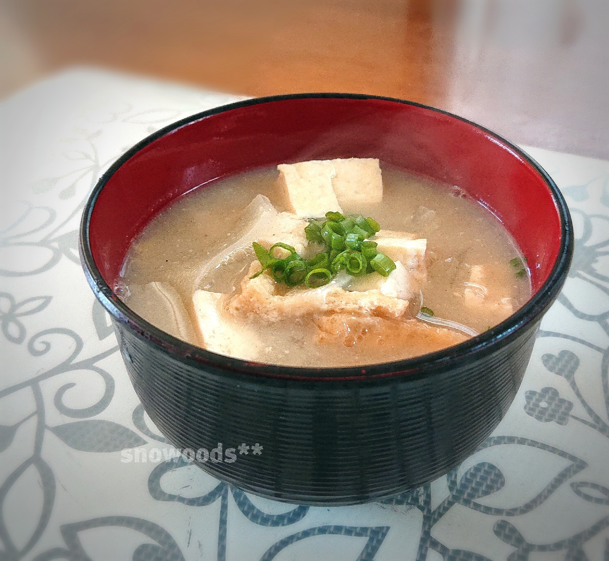 豆腐、生揚げ、玉ねぎの味噌汁