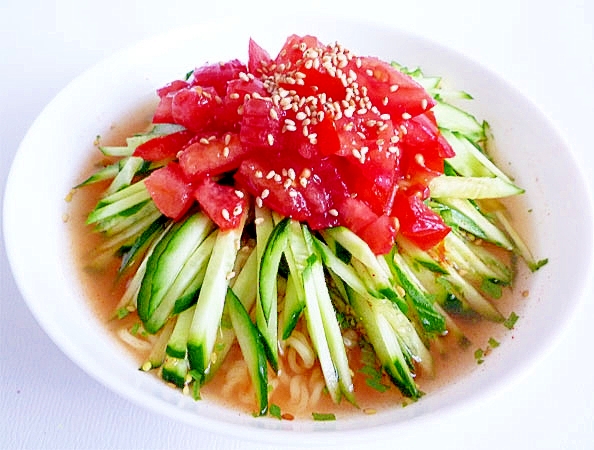 インスタント麺で　ピリ辛トマトきゅうりラーメン