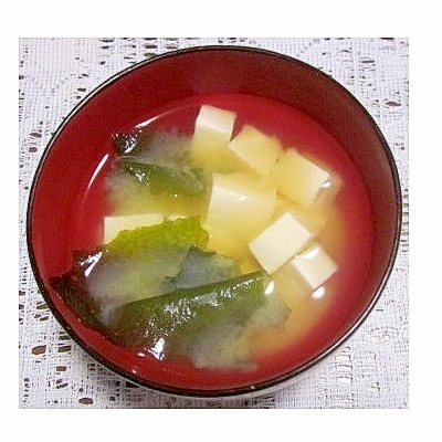 絹ごし豆腐とわかめの味噌汁（液体みそ）