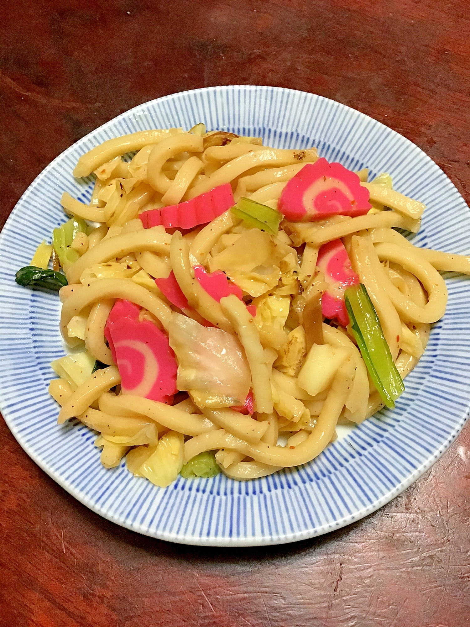 紅白鳴門と小松菜と野菜のニンニク醤油焼きうどん。