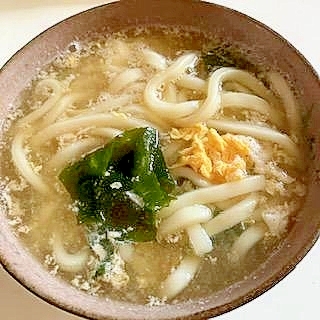 残ったおでんの煮汁で　わかめと卵の煮込みうどん