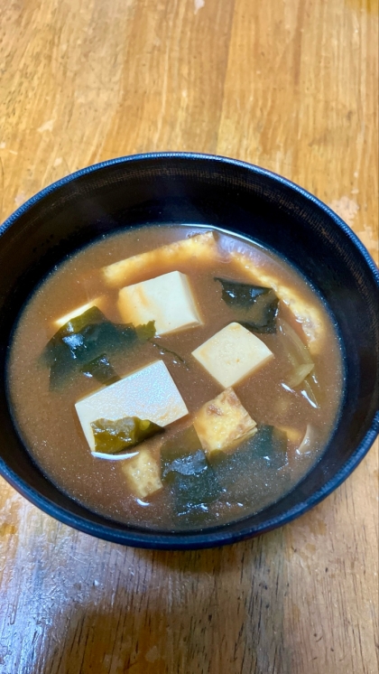 わかめ・木綿豆腐・油揚げの味噌汁（昆布だし）