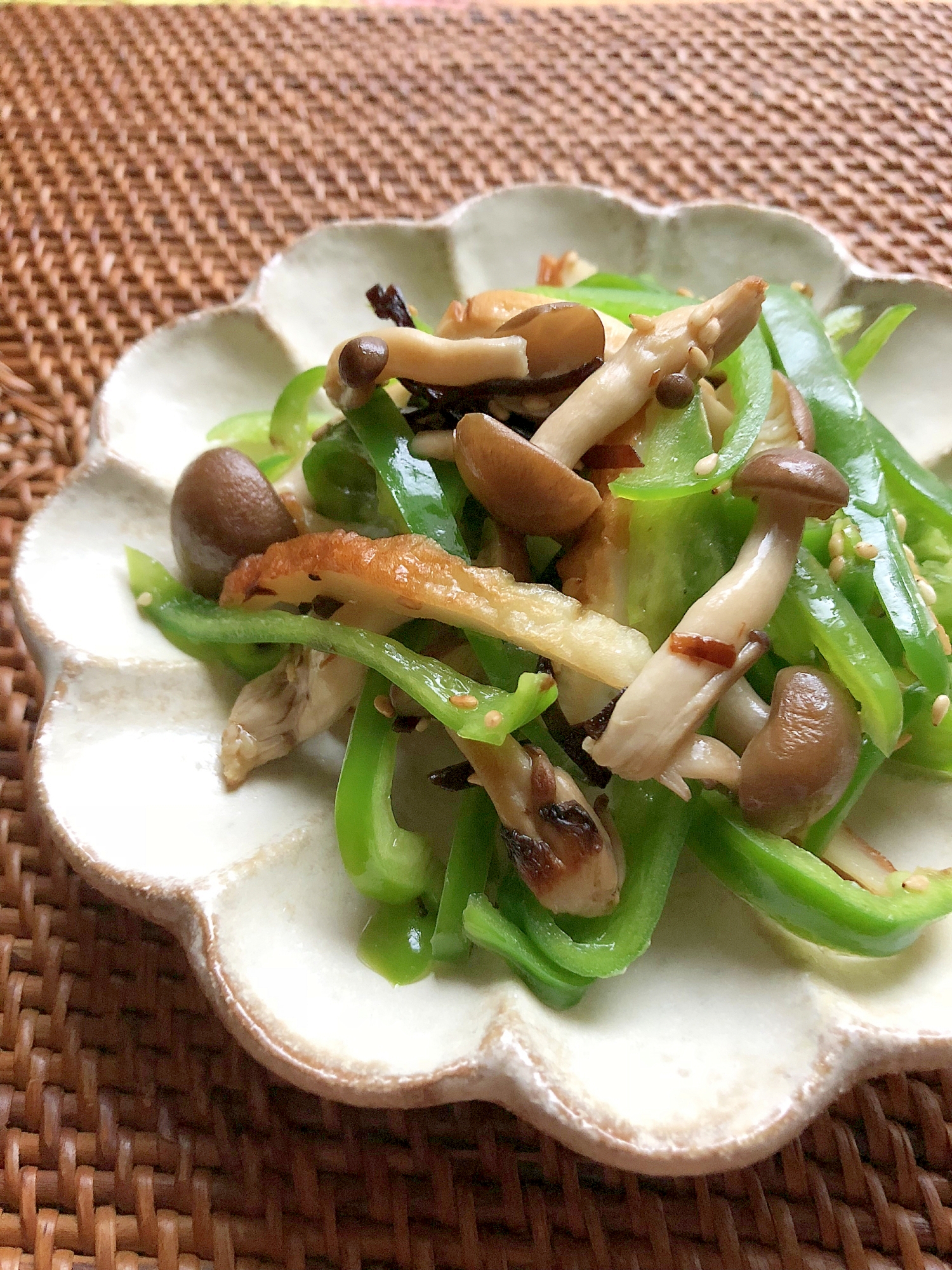 しめじとピーマンとちくわの塩昆布炒め レシピ・作り方 by はぁぽじ｜楽天レシピ