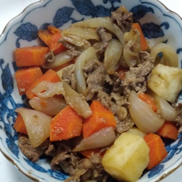 じゃがいもと人参と新玉葱と牛肉の煮物