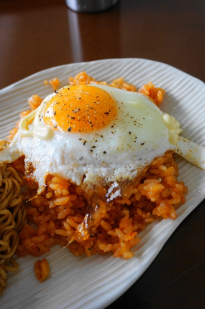 チキンライスの目玉焼き乗せ。